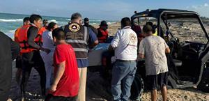 Rescatan a cuatro menores tras ser arrastrados por el oleaje en playa de Altamira