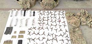 Aseguran camioneta con explosivos y municiones