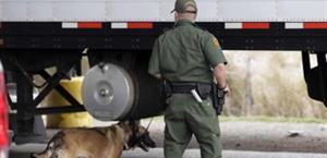 Arrestan a camionero por traficar con 26 migrantes