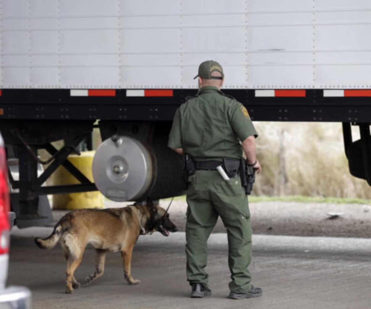 Arrestan a camionero por traficar con 26 migrantes