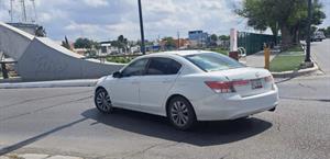 Peatones en riesgo por falta de muro de contención