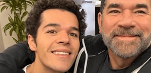 Coincide en Televisa con su hijo