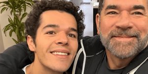 Coincide en Televisa con su hijo