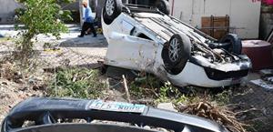 Huye automovilista tras chocar y volcar un carro