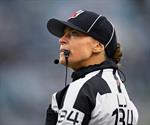 Árbitra pionera de NFL demanda a la liga por su trato y despido