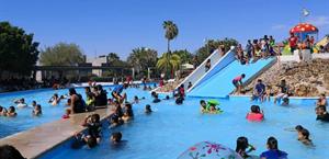 Las albercas cobran vida con arribo de paseantes