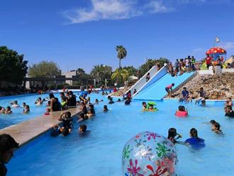 Las albercas cobran vida con arribo de paseantes