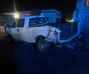 Choque y volcadura por exceso de velocidad