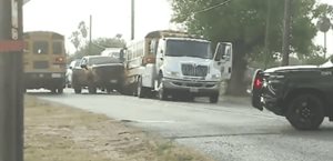 Colisiona camioneta contra autobús escolar