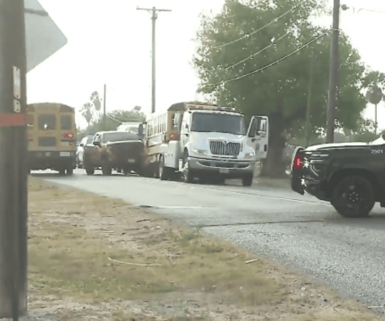 Colisiona camioneta contra autobús escolar