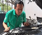 Revisar el vehículo y llevar herramientas básicas evita contratiempos en carretera