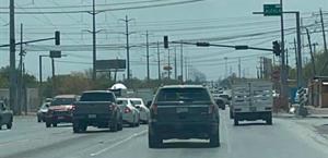 Fallan los semáforos inteligentes y franeleros dirigen el tránsito vial