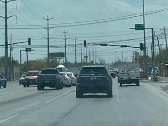 Fallan los semáforos inteligentes y franeleros dirigen el tránsito vial