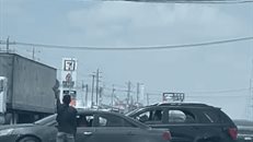 Falla de semáforos en Reynosa; limpiaparabrisas controlan tráfico">