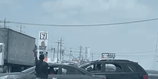 Falla de semáforos en Reynosa; limpiaparabrisas controlan tráfico