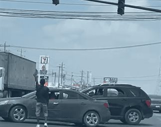 Falla de semáforos en Reynosa; limpiaparabrisas controlan tráfico