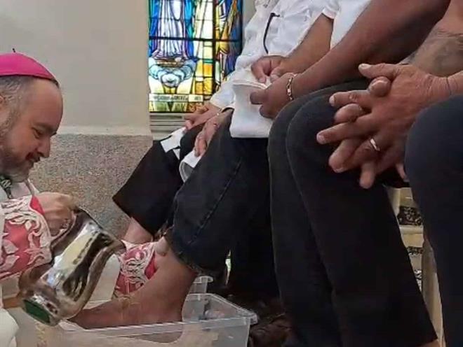 Realiza Obispo lavado de pies en Reynosa