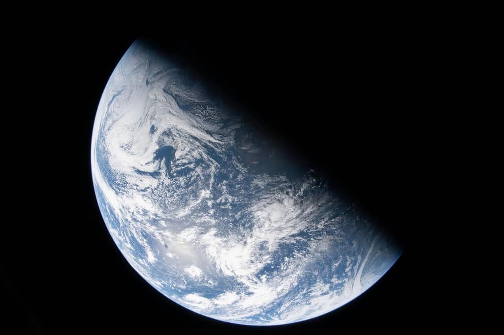 Astronautas de Artemis II van a mitad de camino a la Luna y buscan superar récord del Apolo 13