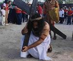Entre lágrimas viven su propio viacrucis Entre lágrimas viven su propio viacrucis