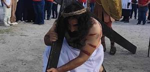 Entre lágrimas viven su propio viacrucis