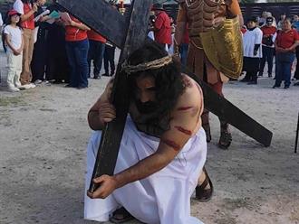 Entre lágrimas viven su propio viacrucis