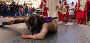 Fe y tradición marcan el Viacrucis de Viernes Santo en Matamoros