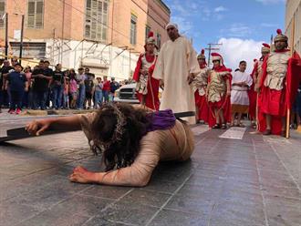 Fe y tradición marcan el Viacrucis de Viernes Santo en Matamoros