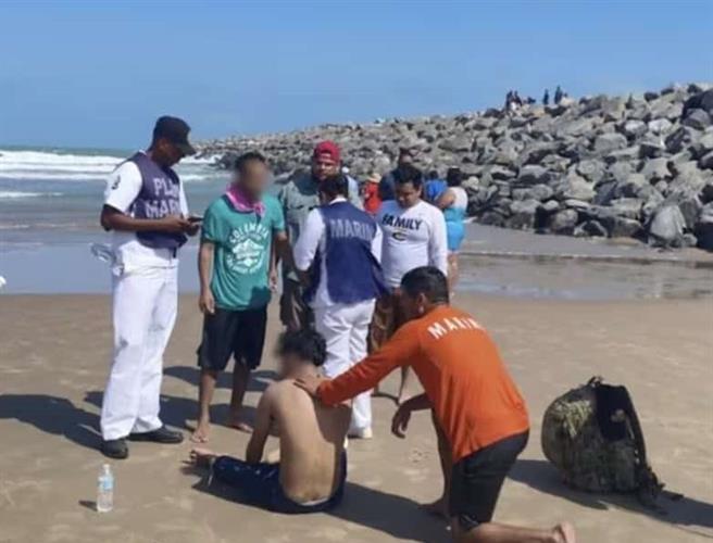 Rescatan a dos personas en playa de Matamoros