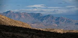 Edificación de muro en suspenso tras protesta