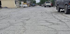 Exigen pavimentación ante calles agrietadas