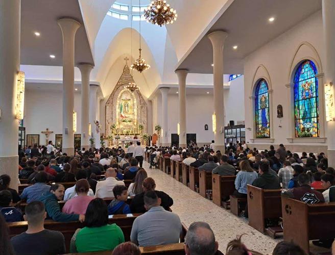Inclemencias del tiempo no alejan a fieles de iglesia
