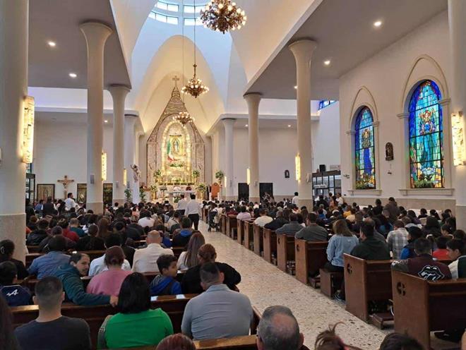 Inclemencias del tiempo no alejan a fieles de iglesia
