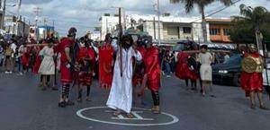 Con fe y devoción realizan la Procesión del Silencio en V.H.