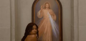 Escandaliza con fotos  desnuda en iglesia