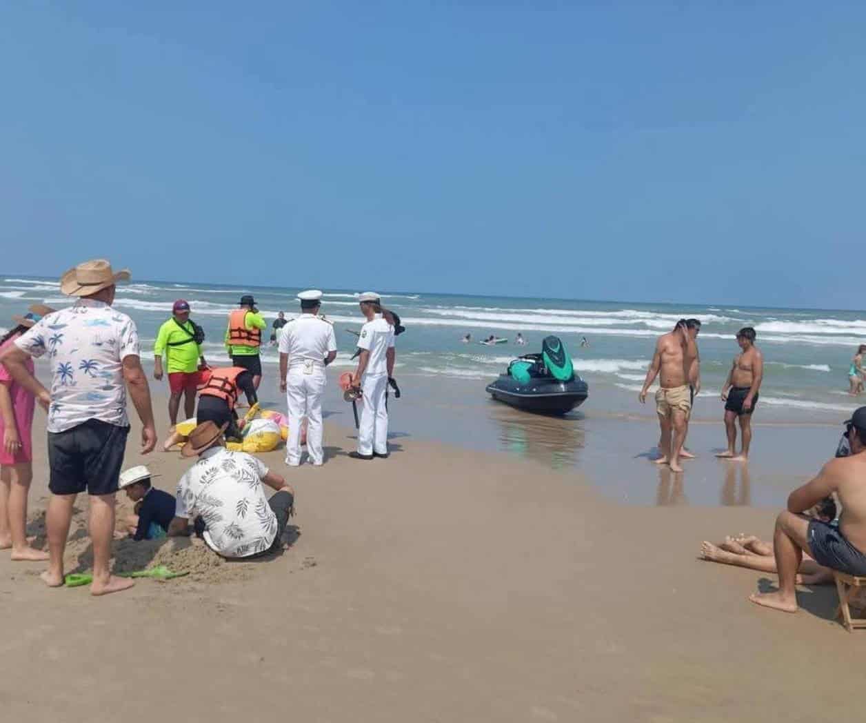 Rescatan a bañista tras ser jalado por la corriente en Playa Miramar