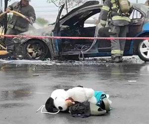 Corto circuito incendia auto en supermercado