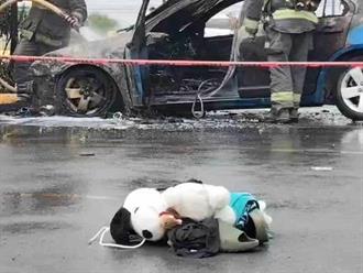 Corto circuito incendia auto en supermercado