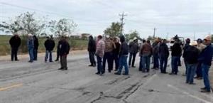 Pausan bloqueo carretero