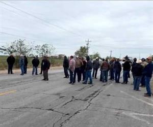 Pausan bloqueo carretero
