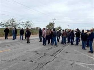 Pausan bloqueo carretero
