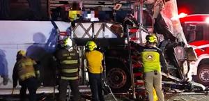  Choque en carretera deja dos muertos y 48 heridos