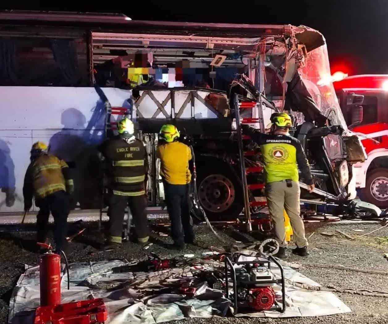  Choque en carretera deja dos muertos y 48 heridos