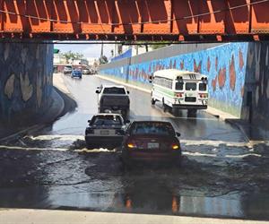 Colapsa paso a desnivel por fallas en el bombeo Colapsa paso a desnivel por fallas en el bombeo