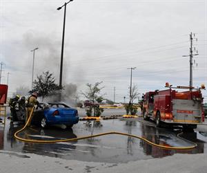 Se incendia auto en estacionamiento