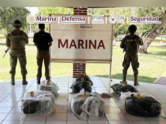 Semar asegura embarcación con 265kg de cocaína en Michoacán