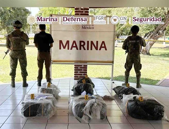 Semar asegura embarcación con 265kg de cocaína en Michoacán