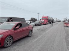 Productores agrícolas bloquean la carretera federal Victoria-Matamoros en el kilómetro 201 a la altura de la Bodega La Herradura en San Fernando, Tamaulipas.