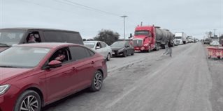 Productores agrícolas bloquean la carretera federal Victoria-Matamoros en el kilómetro 201 a la altura de la Bodega La Herradura en San Fernando, Tamaulipas. Productores agrícolas bloquean la carretera federal Victoria-Matamoros en el kilómetro 201 a la altura de la Bodega La Herradura en San Fernando, Tamaulipas.