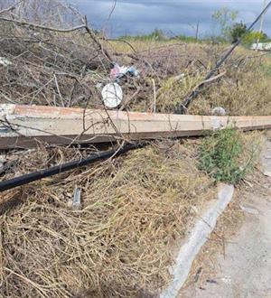 Riesgo vial por poste derribado en avenida