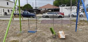 Plaza en ruinas por abandono municipal